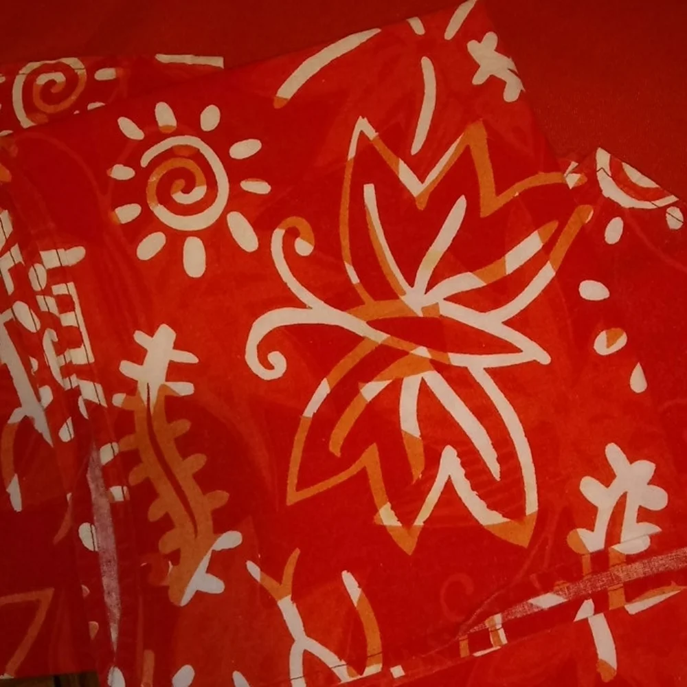 Tablecloth ,4 placemats & napkins